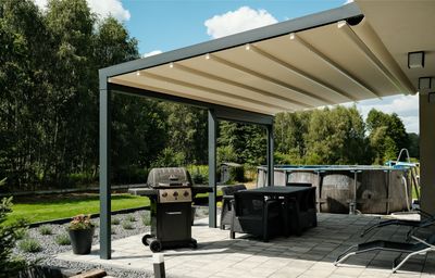 Moderne pergola med uttrekkbar takduk over spiseplass