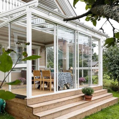 Innglasset terrasse med lyse glasspaneler