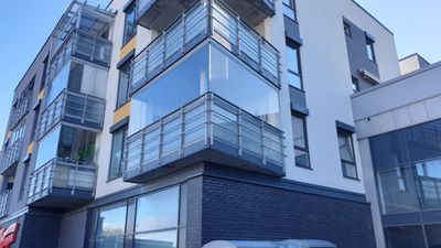 halvt innglasset balkong fra rekkverk til tak