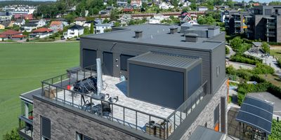 Pergola med moderne design over uteplass