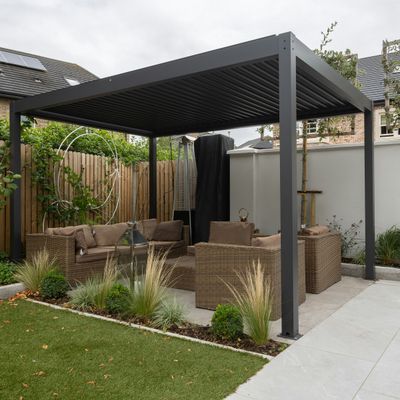 Pergola med lamellertak over uteplass