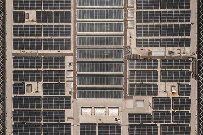 solceller lagt med full utnyttelse på næringsbygg tak