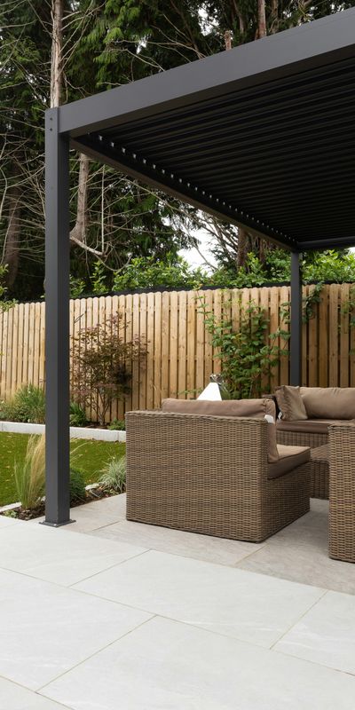Moderne pergola i hageanlegg
