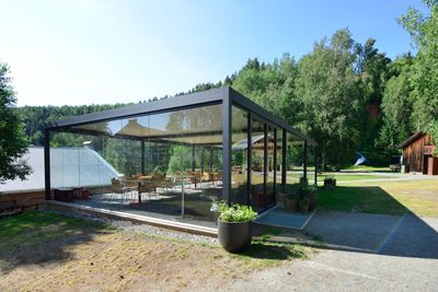 Glassinnrammet pergola som utendørs spiserom