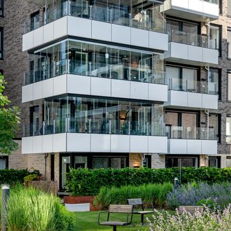 Innglasset balkong med utsikt