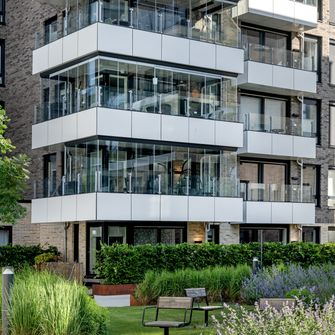 Innglasset balkong med utsikt