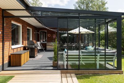 Sort innglasset terrasse