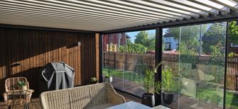Innglasset terrasse med utsikt