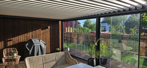 Innglasset terrasse med utsikt
