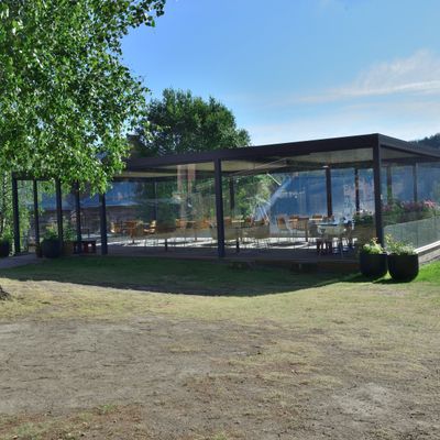 Pergola med utendørsmøbler