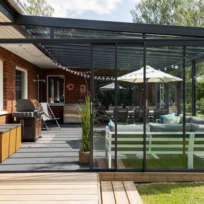Innglasset terrasse med mørke profiler